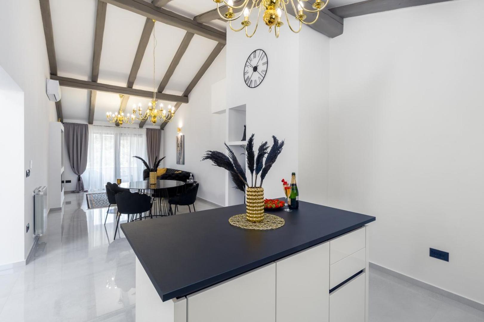 Black Diamond Apartment *
