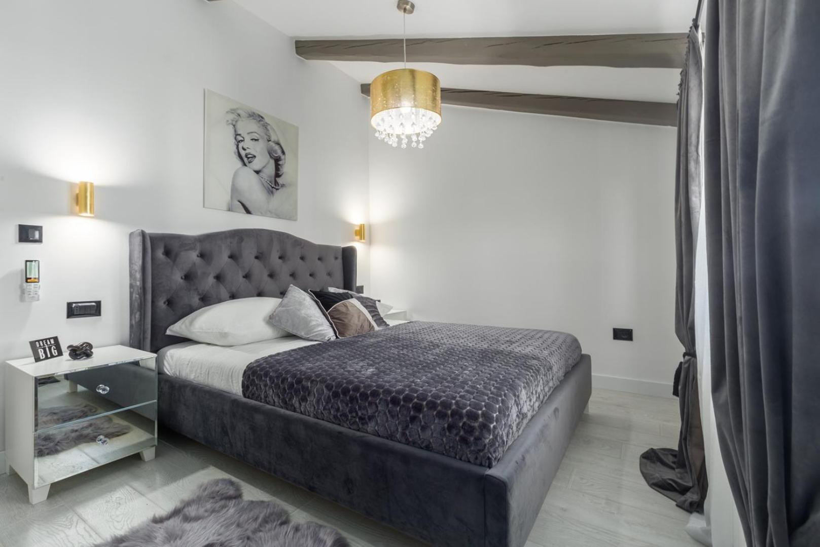 Black Diamond Apartment *