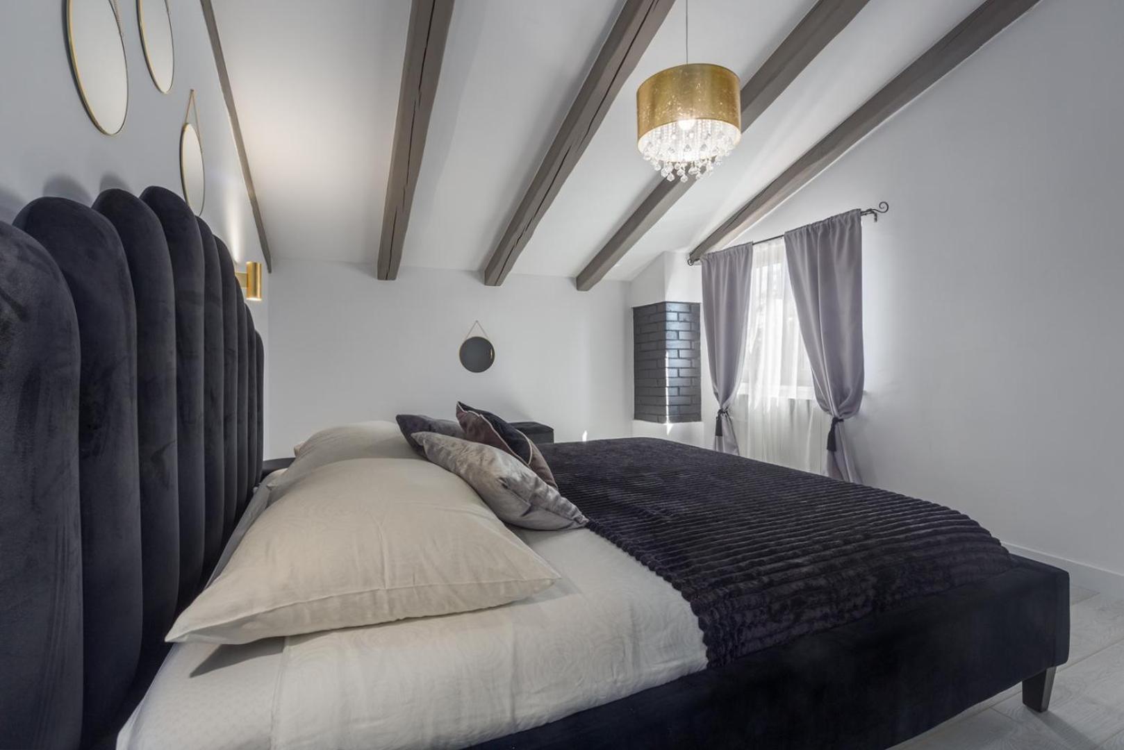 Black Diamond Apartment *